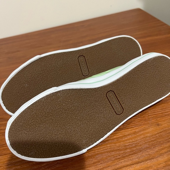 Coach brand new size 5 green patent leather sneaker - Picture 3 of 5